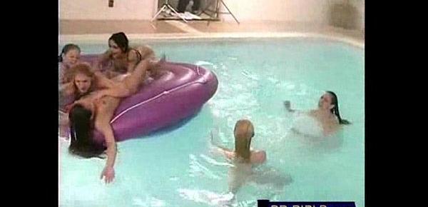  Six jovencita lesbiana piscina parte orgía